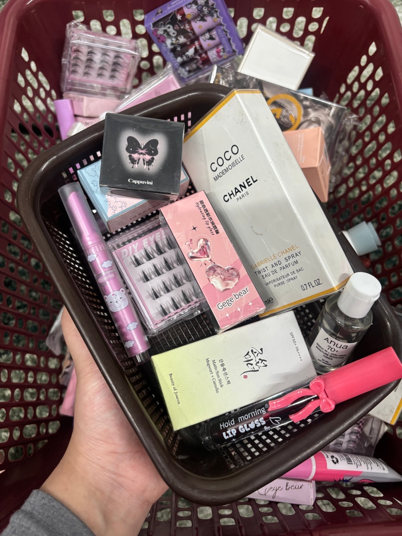 Lucky Scoop Mystery Beauty Box - Douyin Shop product image 2